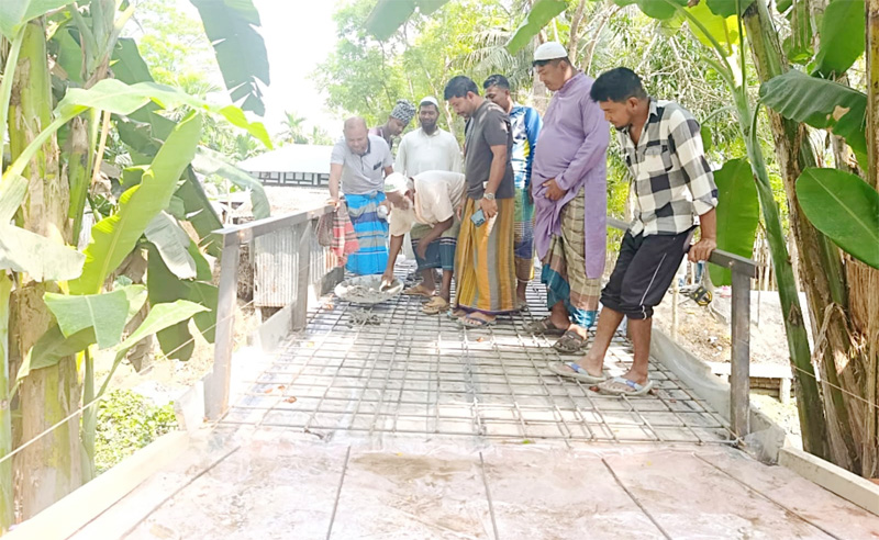 বীর মুক্তিযোদ্ধার বাড়ির দরজায় আয়রন ব্রিজ নির্মাণ